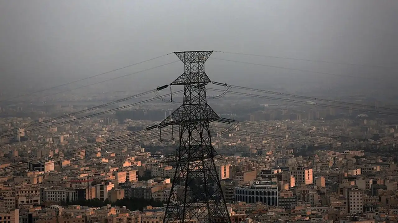 İran'da Enerji Tesisleri Hedef Alındı: Bazı Kesimler Karanlığa Gömüldü